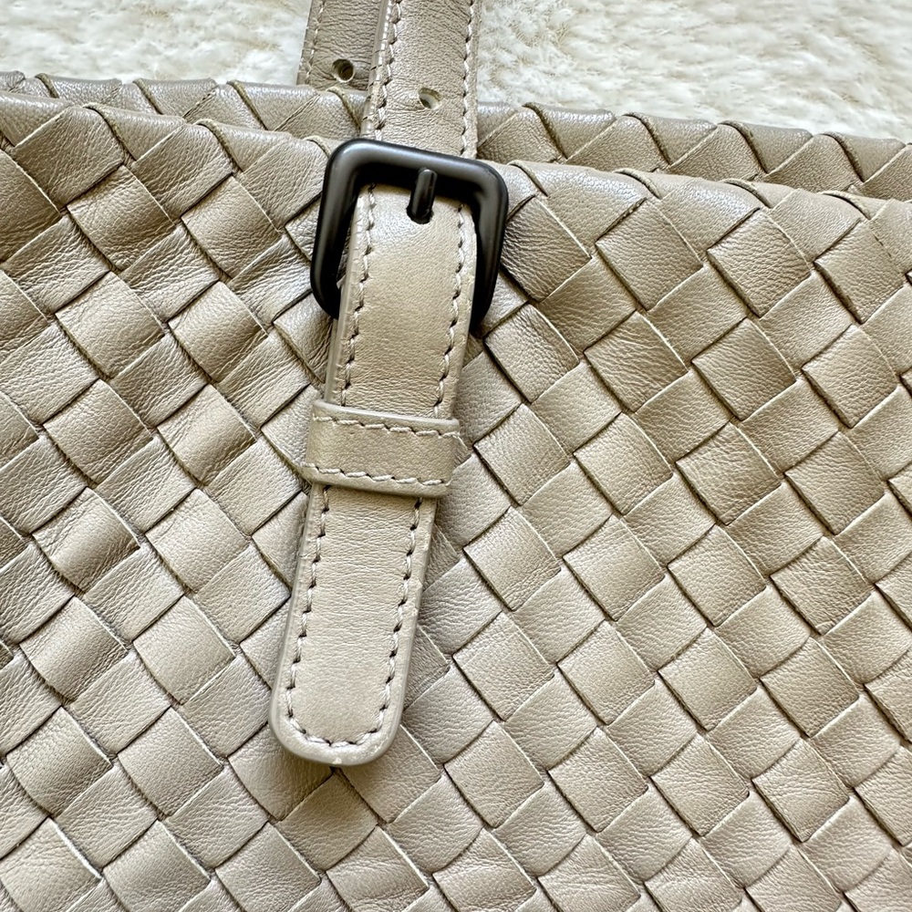 Bottega Veneta Intrecciato Women Tote Bag in Light Grey Authentic - Picture 2 of 16